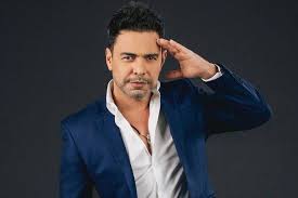 Zezé Di Camargo perde o controle e xinga público em show solo em São Paulo