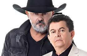 Ícones da música sertaneja são donos de fazenda de luxo com lago e criação rural