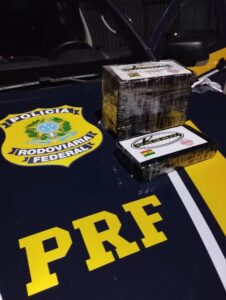 PRF apreende 5,5 quilos de cocaína escondidos em carro na BR-365, em Pirapora