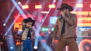 Filho de Barretto encanta público em show da dupla Bruno & Barretto
